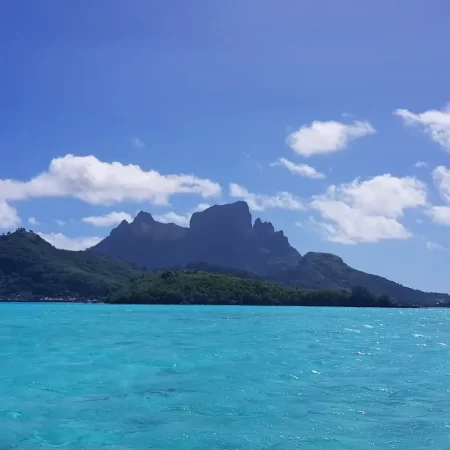 Vues de Bora Bora depuis la mer