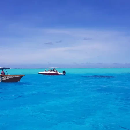 Promenade en bateau dans les eaux turquoise de Bora Bora