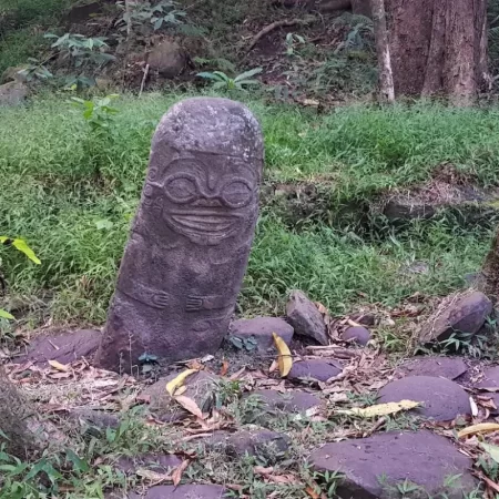 Curieux Tiki souriant à Hiva Oa