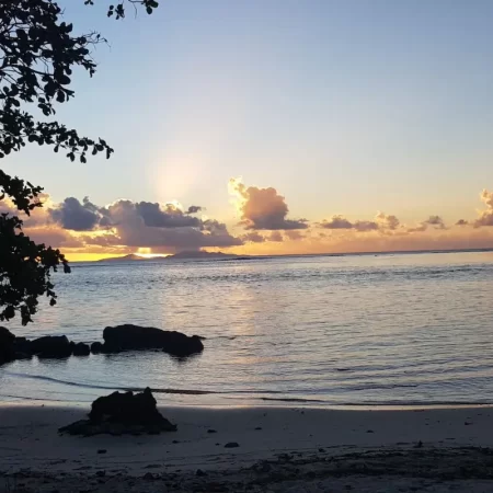 Plage au coucher du soleil à Huahine