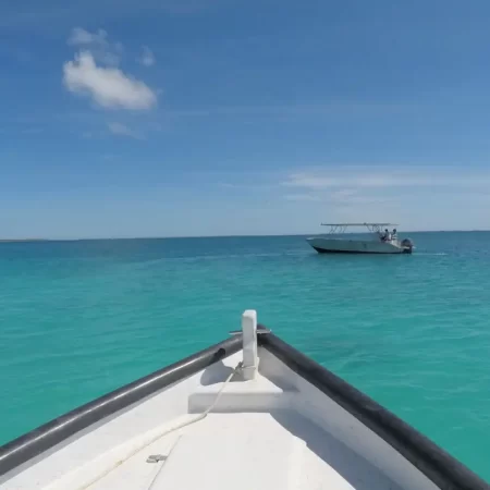 Les eaux de Manihi depuis un bateau