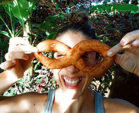 FIRI FIRI, así se llama este churro bollo. Tiene consistencia de rosquilla blandita. 
Los fines de semana, la gente de aquí, saca su mesita a la calle y vende los firi firi hechos en casa. 
Una bolsa de papel, algunas impregnadas con la grasita que deja ver lo que hay dentro, con 6 firi firi (nada más y nada menos) por 300 XPF (2,5€)
.
FELIZ FIN DE SEMANA
.
.
.
.
#bonweekend #felizfindesemana #firifiri #petitdejeuner #desayuno #tahitiysusislas #españolesporelmundo #wonderlust #viajaresvivir